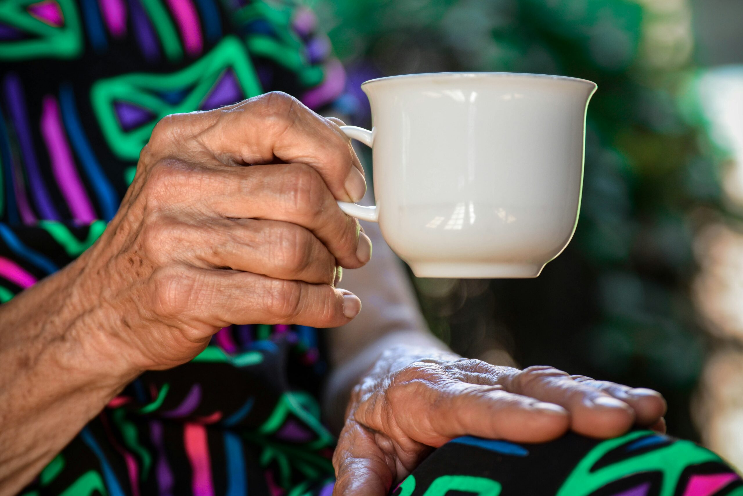 Mains tenant une tasse en céramique — présence à soi
